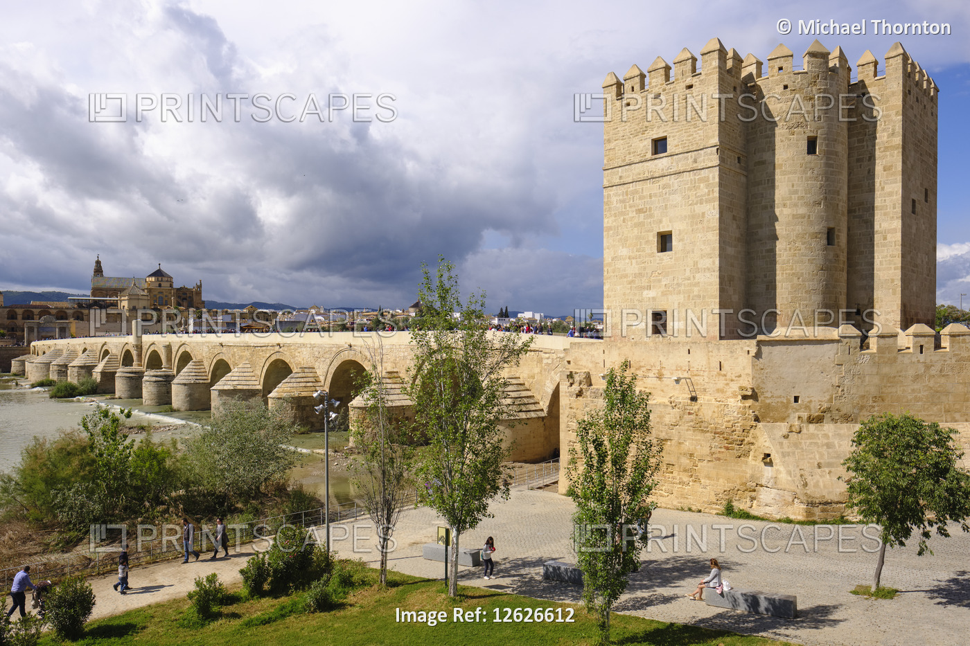 Calahorra Tower, Torre de la Calahorra, at southern end of Roman Bridge, Puente ...