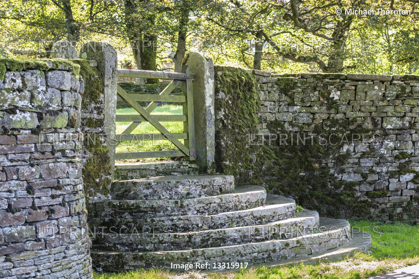 Carrshield, Hamlet in Northumberland, Semi Circular steps into Churchyard